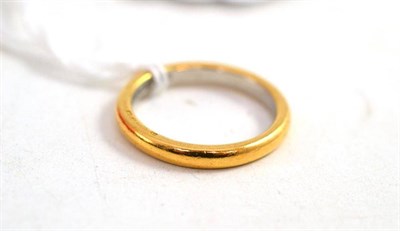 Lot 104 - A 22ct gold wedding band