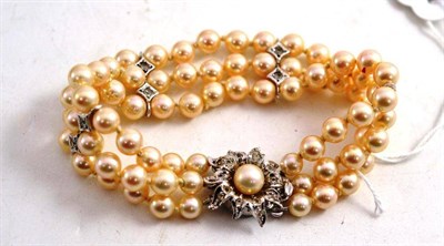 Lot 112 - Three strand pearl bracelet set with white stones