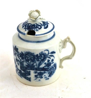 Lot 142 - A Worcester mustard pot and cover, circa 1770