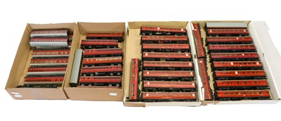 Lot 3099 - Hornby Dublo 2/3 Rail Various Coaches