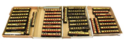 Lot 3098 - Hornby Dublo 2/3 Rail Coaches