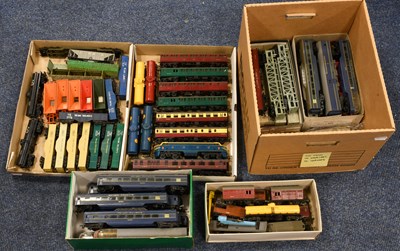 Lot 3124 - Triang OO Gauge A Collection Of Assorted Unboxed Rolling Stock