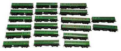 Lot 3092 - Hornby Dublo 2 Rail BR(S) Coaches