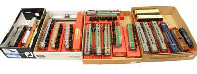 Lot 3196 - Triang OO Gauge US Outline Locomotives And Rolling Stock