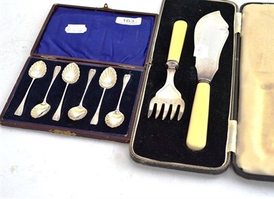 Lot 163 - A set of six cased silver teaspoons and cased fish servers (2)