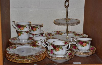 Lot 179 - Royal Albert ";Old Country Roses"; tea/dinner service