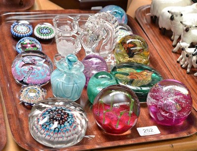 Lot 252 - A tray of paperweights including Perthshire, Murano, etc