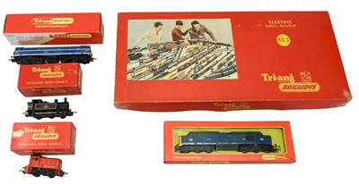 Lot 3132 - Triang OO Gauge RS2 Passenger Train Set