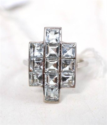 Lot 282 - An Art Deco style aquamarine cluster ring, stamped '18CT'