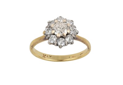 Lot 151 - A Diamond Cluster Ring, the round brilliant...