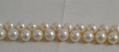 Lot 389 - A cultured pearl necklace