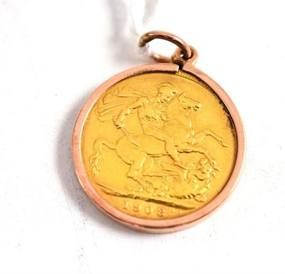 Lot 391 - Mounted gold sovereign, 1908