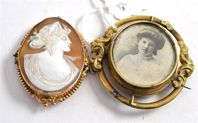 Lot 401 - A cameo and a brooch (2)