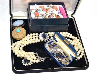 Lot 461 - Assorted costume jewellery, brooches, etc