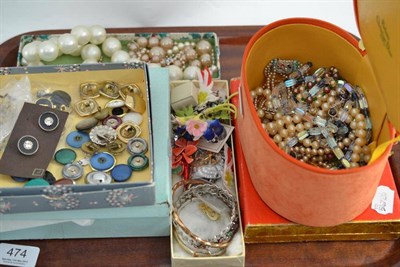 Lot 474 - A quantity of costume jewellery including beads, buttons etc