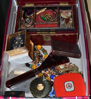 Lot 475 - Box containing pinchbeck and silver costume jewellery, red Art Deco compact, tortoiseshell fan etc