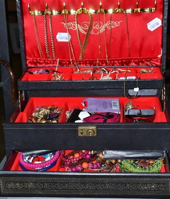 Lot 479 - Costume jewellery in a box