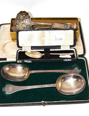 Lot 513 - A pair of Mappin & Webb cased silver spoons, a cased teaspoon, sifter spoon, jam spoon, butter...