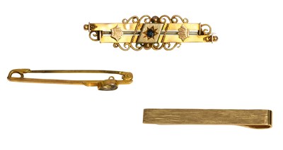 Lot 443 - A 9 Carat Gold Tie Slide, of textured design,...