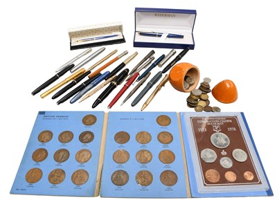 Lot 61 - A Dunhill Fountain Pen, the nib stamped 585,...