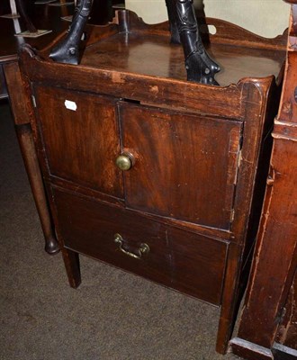 Lot 672 - A Georgian mahogany tray top washstand