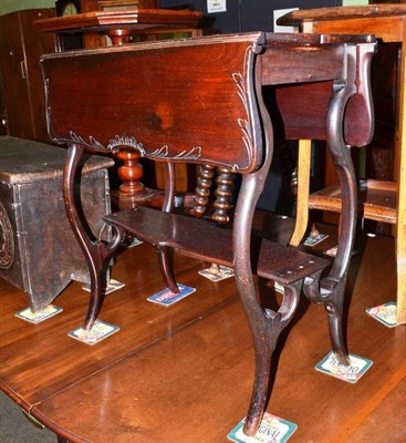 Lot 674 - Edwardian butterfly leaf table