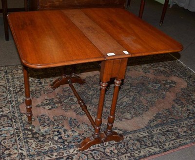 Lot 712 - Mahogany Pembroke table