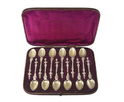 Lot 2010 - A Cased Set of Twelve Victorian Silver-Gilt Teaspoons