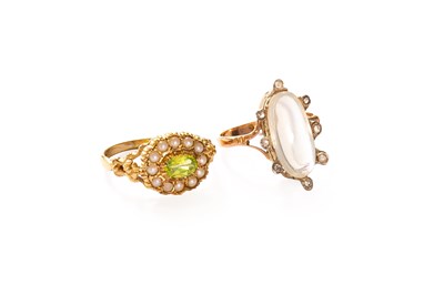 Lot 36 - A 9 Carat Gold Peridot and Split Pearl Ring,...