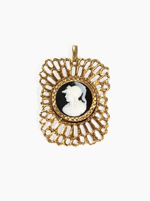Lot 19 - A 9 Carat Gold Cameo Pendant, the circular...