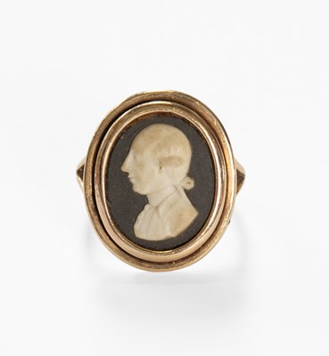 Lot 12 - A Cameo Ring, the oval cameo depicting a...