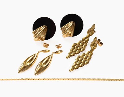 Lot 45 - A Pair of 9 Carat Gold Drop Earrings, of brick...