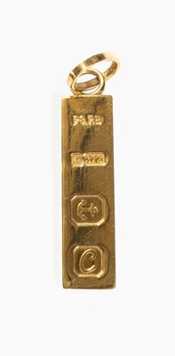 Lot 42 - A 9 Carat Gold Ingot Pendant, length 3.5cm