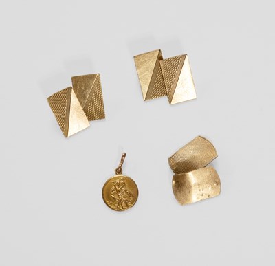 Lot 39 - A Pair of 9 Carat Gold Cufflinks, the chain...