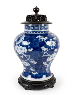 Lot 31 - A Chinese Porcelain Vase, late 19th/early 20th...