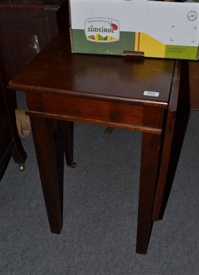 Lot 865 - Small mahogany side table