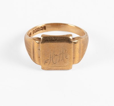Lot 99 - A 9 Carat Gold Signet Ring, the central square...