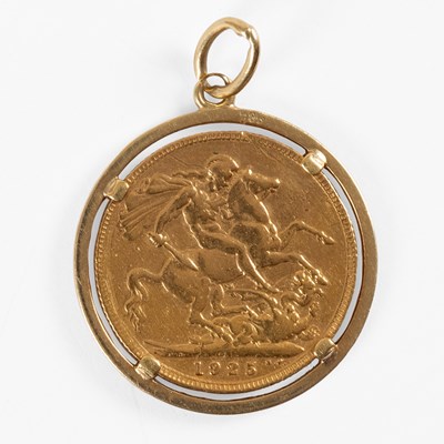 Lot 72 - A Sovereign Pendant, dated 1925, to a spaced...