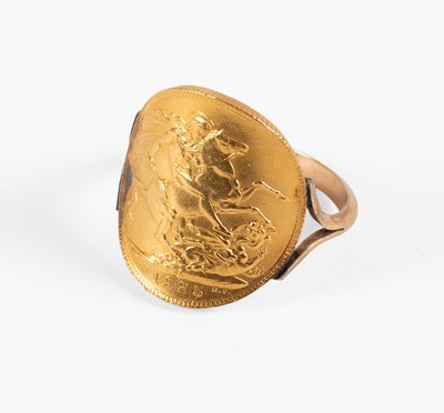 Lot 82 - A Sovereign Ring, dated 1925, with forked...