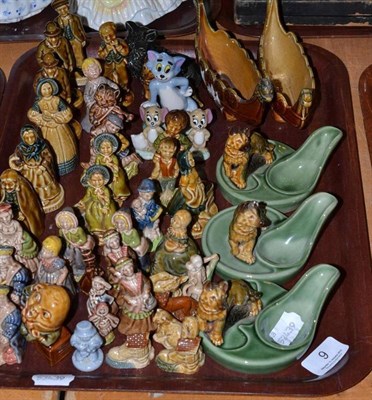 Lot 9 - Tray of Wade porcelain, including Tom and Jerry, nursery figures etc