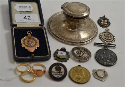 Lot 42 - Three gold rings, a quantity of medallions and a capstan inkwell