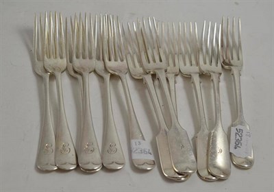 Lot 70 - A set of six dessert forks, by John Round & Son Ltd, Sheffield 1929, approx 8.8ozs; and another set