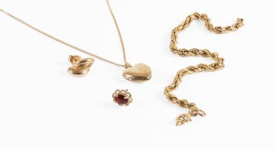 Lot 102 - A 9 Carat Gold Locket on Chain, the heart...
