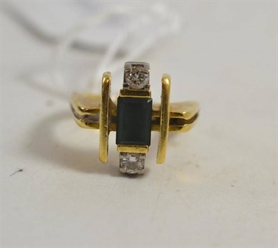 Lot 85 - An emerald and diamond ring