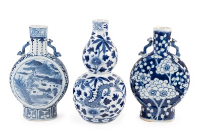 Lot 27 - A Chinese Porcelain Moon Flask, Kangxi reign...