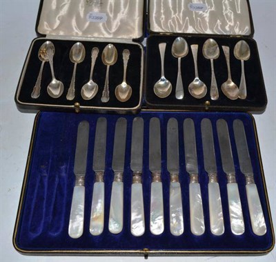 Lot 126 - Two cases of silver teaspoons and mother of pearl knives