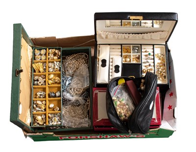 Lot 169 - A Large Quantity of Costume Jewellery,...