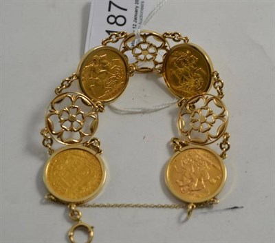 Lot 187 - A 9ct gold Yorkshire rose link bracelet loose mounted with four sovereigns: dated 1878, 1904,...
