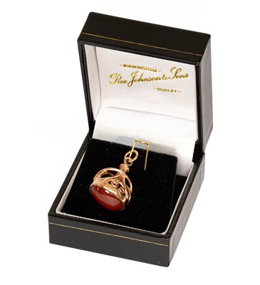 Lot 103 - A 9 Carat Gold Hardstone Fob, length 2.3cm