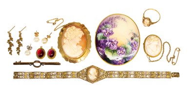 Lot 12 - A Quantity of Jewellery, comprising of a 9...